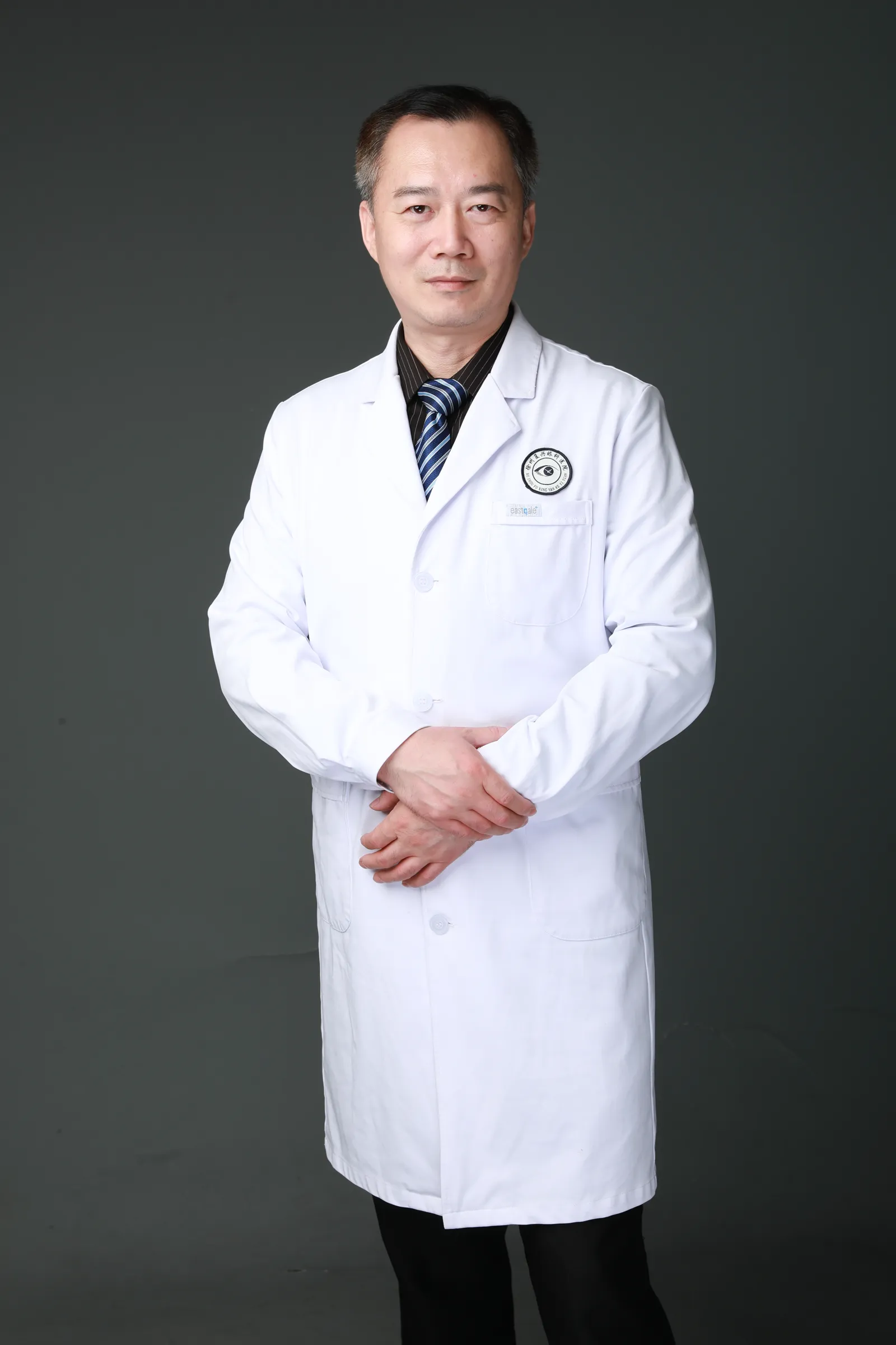 万道红屈光性白内障工作室